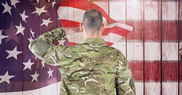 Skład Żołnierza Salutującego Nad Amerykańską Flagą Amerykański Patriotyzm Koncepcja Niezależności — Zdjęcie stockowe