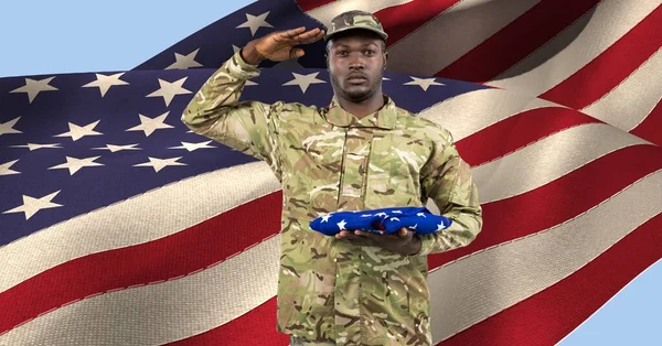 Zusammensetzung Eines Männlichen Soldaten Der Über Der Amerikanischen Flagge Salutiert — Stockfoto