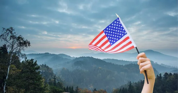 Composición Mano Caucásica Sosteniendo Bandera Americana Sobre Paisaje Patriotismo Americano — Foto de Stock