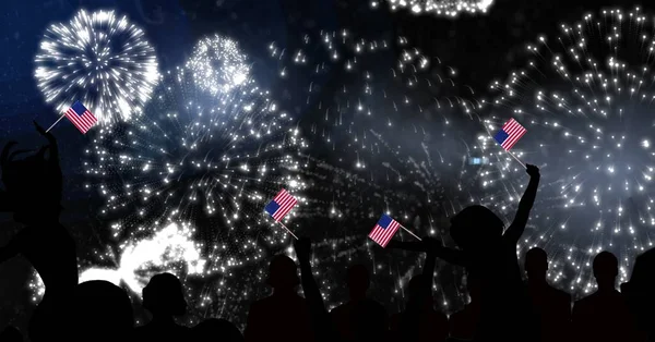 花火の上にアメリカ国旗を掲揚する集団の構成 アメリカの愛国心独立とお祝いの概念をデジタルで生成されたイメージ — ストック写真