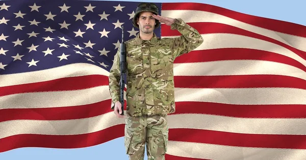 Amerikan Bayrağında Selam Veren Erkek Askerin Kompozisyonu Amerikan Vatanseverliği Bağımsızlık — Stok fotoğraf