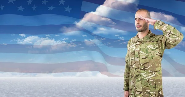 Samenstelling Van Een Mannelijke Soldaat Die Salueert Boven Amerikaanse Vlag — Stockfoto