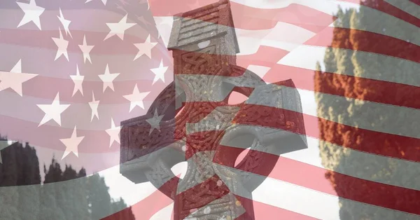 Состав Американского Флага Над Кладбищем Американский Патриотизм Независимость Концепция Празднования — стоковое фото