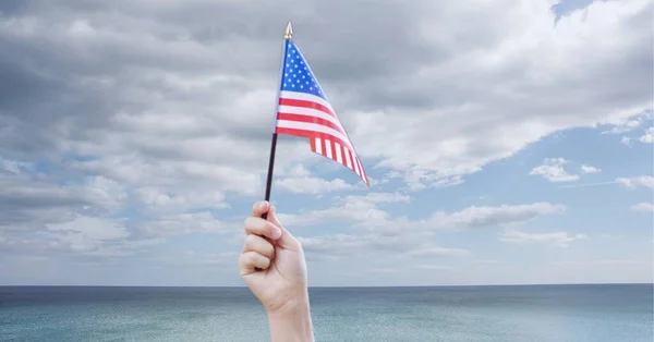Kaukázusi Kéz Összetétele Amely Amerikai Zászlót Tart Kék Felett Felhőkkel — Stock Fotó