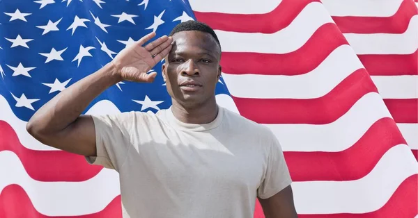 Kompozycja Afrykańskiego Amerykanina Salutującego Nad Amerykańską Flagą Amerykański Patriotyzm Koncepcja — Zdjęcie stockowe