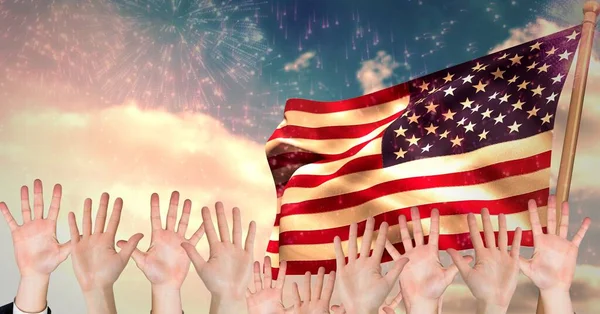 アメリカの国旗と花火の上に手を上げる構成 アメリカの愛国心独立とお祝いの概念をデジタルで生成されたイメージ — ストック写真