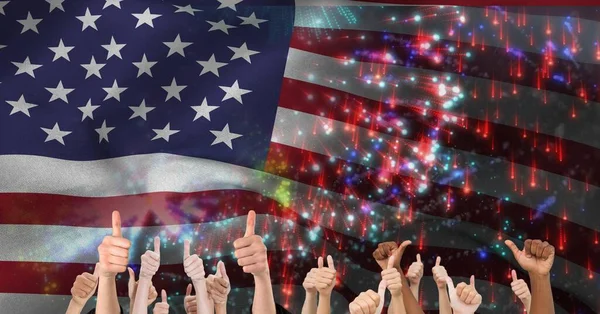 Skład Grupy Ludzi Podnoszących Ręce Nad Amerykańską Flagą Fajerwerkami Amerykański — Zdjęcie stockowe