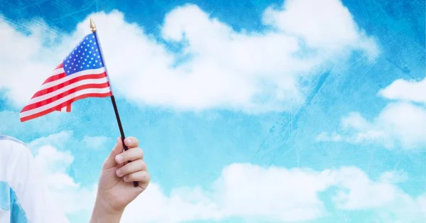 Composición Mano Sosteniendo Bandera Americana Sobre Cielo Azul Con Nubes — Foto de Stock