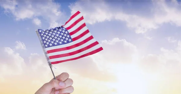 Zusammensetzung Der Kaukasischen Hand Die Die Amerikanische Flagge Über Dem — Stockfoto