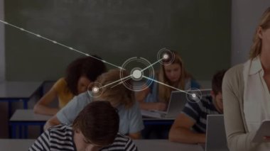 Sınıfta dijital tablet kullanan beyaz kadın öğretmenin portresine karşı bağlantılar ağı. kolej ve eğitim konseptine dönüş