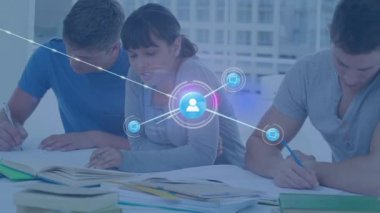 Bağlantılar ağı ve parlak bir ışık noktası sınıfta okuyan bir grup üniversite öğrencisine karşı. küresel ağ oluşturma ve eğitim kavramı