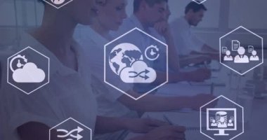 Ofiste çalışan bir grup meslektaşa karşı birden fazla dijital simge. küresel iş ve bilgisayar teknolojisi kavramı
