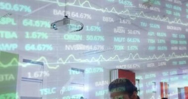 Sınıfta dijital tablet kullanan bir kızın portresine karşı borsada veri işleme. Okula ve eğitim konseptine dönüş