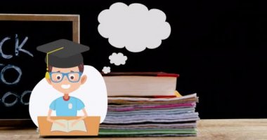 Okul ikonu, okula dönüş metnine karşı ahşap yazı ve kitap yığınına karşı çalışıyor. Okula ve eğitim konseptine dönüş