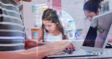 Sınıfta dizüstü bilgisayar kullanan bir çocuğun orta bölümüne karşı borsa verileri işleniyor. Okula ve eğitim konseptine dönüş