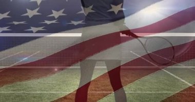 Tenis kortuna raket tutan bayan tenisçinin alt kısmının üzerinde Amerikan bayrağı sallıyor. Spor yarışması ve turnuva konsepti