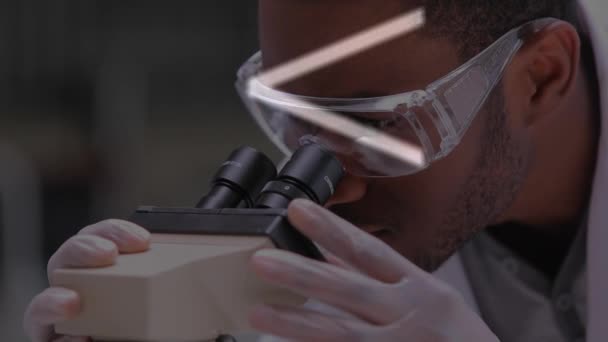 Laboratuvarda Mikroskop Kullanarak Erkek Kadın Sağlık Çalışanlarına Karşı Matematiksel Semboller — Stok video