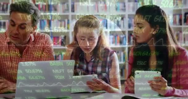 Öğrenci Erkek Öğretmen Grubuna Karşı Bilgisayar Kullanarak Borsada Veri Işleme — Stok video