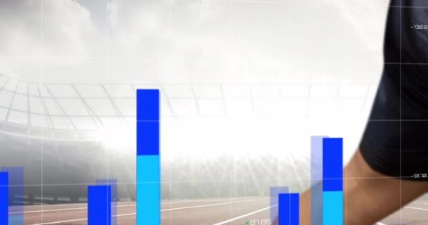 Statistische Datenverarbeitung Über Weltkarte Gegen Handabgabe Eines Schlagstockes Gegen Sportplatz — Stockvideo