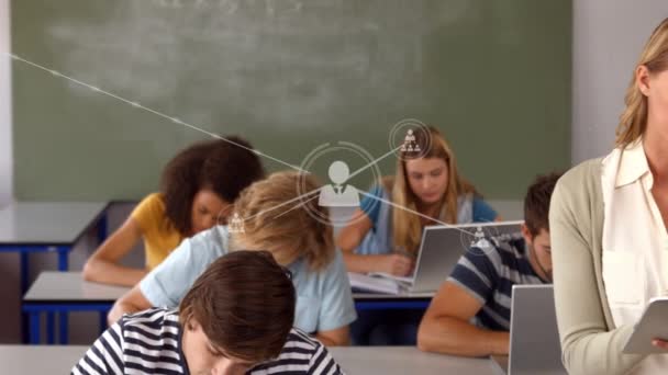 Síť Profilových Ikon Proti Portrétu Bělošky Učitelky Pomocí Digitálního Tabletu — Stock video
