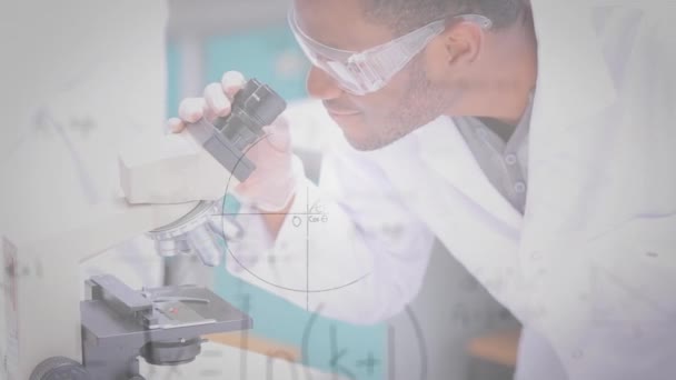 Équations Mathématiques Contre Travailleur Santé Afro Américain Utilisant Microscope Laboratoire — Video