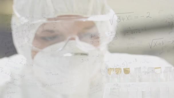 Laboratuvarda Çalışan Yüz Maskesi Takan Sağlık Çalışanlarına Karşı Yüzen Matematiksel — Stok video