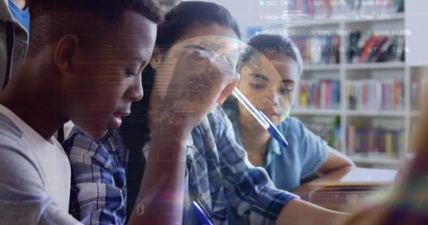 Börsendatenverarbeitung Gegen Eine Gruppe Von Studenten Die Gemeinsam Der Bibliothek — Stockvideo