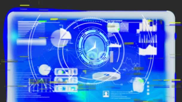 Skenování Rozsahu Neonově Modrých Digitálních Hodin Tikající Proti Digitálnímu Rozhraní — Stock video