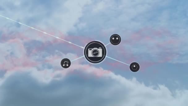 Сеть Иконок Цифровой Камеры Против Облаков Голубом Небе Глобальная Концепция — стоковое видео