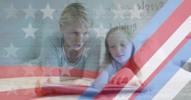 Amerikan bayrağı deseni ve anayasa metni beyaz anne ve kızının kitap okumasına karşı. Amerikan bağımsızlığı ve kutlama konsepti