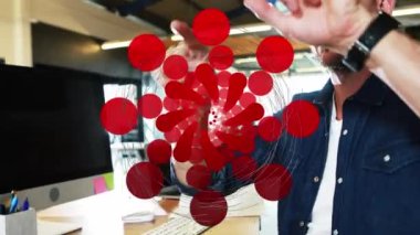 VR kulaklık takan bir iş adamı üzerinden dünya ile bağlantı ağının animasyonu. küresel dijital arayüz, teknoloji ve ağ konsepti dijital olarak oluşturulmuş video.