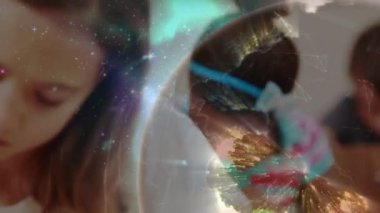 Parlayan dünyanın okul çocuklarının sınıfta yazı yazarken dönüşünün animasyonu. küresel veri ve iletişim teknolojisi, bilim ve eğitim konsepti, dijital olarak oluşturulmuş video.