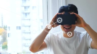 VR kulaklık takan adamın üzerindeki simgelerle bağlantı ağının animasyonu. küresel teknoloji, sosyal medya ve bağlantılar konsepti dijital olarak oluşturulmuş video.