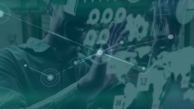 VR kulaklık takan adam üzerindeki bağlantı ağının animasyonu. küresel bağlantılar, teknoloji ve dijital arayüz konsepti dijital olarak oluşturulmuş video.