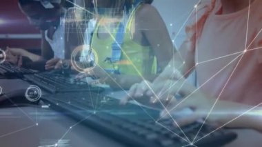 Okuldaki bilgisayar kullanan çeşitli kız öğrencilere karşı bağlantılar ve veri işleme ağı. Okula ve eğitim konseptine dönüş