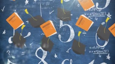 Matematiksel sembollere ve denklemlere karşı mavi arka planda düşen kitaplar ve mezuniyet şapkaları. Okula ve eğitim konseptine dönüş