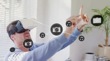 VR kulaklık takan adamın üzerindeki simgelerle bağlantı ağının animasyonu. küresel bağlantılar, teknoloji ve dijital arayüz konsepti dijital olarak oluşturulmuş video.
