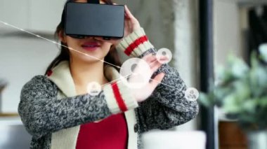 VR kulaklık takan kadın üzerindeki simgelerle bağlantı ağının animasyonu. küresel bağlantılar, teknoloji ve dijital arayüz konsepti dijital olarak oluşturulmuş video.