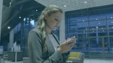 Akıllı telefon kullanarak iş kadınının veri işleme animasyonu. küresel bağlantılar, teknoloji ve dijital arayüz konsepti dijital olarak oluşturulmuş video.