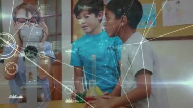 Sınıfta mikroskop kullanarak okul çocukları üzerinden veri işleme ağının animasyonu. küresel veri ve iletişim teknolojisi, bilim ve eğitim konsepti, dijital olarak oluşturulmuş video.
