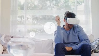 VR kulaklık takan adamın üzerindeki simgelerle bağlantı ağının animasyonu. küresel bağlantılar, teknoloji ve dijital arayüz konsepti dijital olarak oluşturulmuş video.