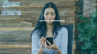 Akıllı telefon kullanarak iş kadınının veri işleme animasyonu. küresel bağlantılar, teknoloji ve dijital arayüz konsepti dijital olarak oluşturulmuş video.