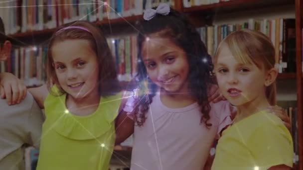 Sieć Połączeń Przeciwko Portretowi Różnych Uczniów Uśmiechających Się Stojąc Bibliotece — Wideo stockowe