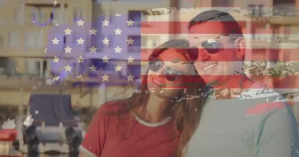 アメリカの国旗のグランジデザイン効果は 白人夫婦が方向を指すことに対するものである アメリカの独立とお祝いの概念 — ストック動画