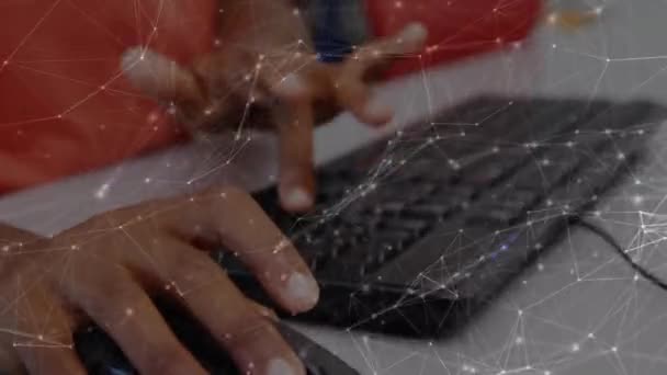 빛나는 연결의 네트워크가 컴퓨터 키보드를 사용하여 손으로 움직이는 애니메이션이다 글로벌 — 비디오