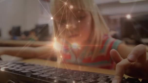 学校でコンピュータを使用して白人の少女との接続のネットワークを成長させる 学校や教育の概念に戻り — ストック動画