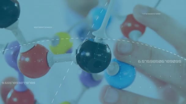 3D分子モデルを保持する学生の手の上にデータ処理のアニメーション 地球規模の科学医学研究技術教育の概念デジタルで生成されたビデオ — ストック動画