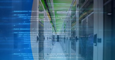 Boş bilgisayar sunucu odasındaki veri işleme sistemi mavi teknolojiyle karşılaştırılıyor. siber güvenlik ve veri depolama teknolojisi kavramı