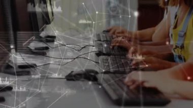 Okulda bilgisayar kullanan öğrencilerin orta kesimine karşı bağlantı ve veri işleme ağı. Okula ve eğitim konseptine dönüş