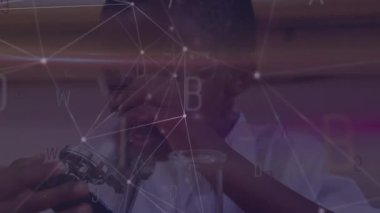 Mikroskop kullanarak okul çocuğu üzerinden değişen bağlantı, sayı ve harf ağının animasyonu. küresel teknoloji, bağlantılar ve dijital arayüz konsepti dijital olarak oluşturulmuş video.